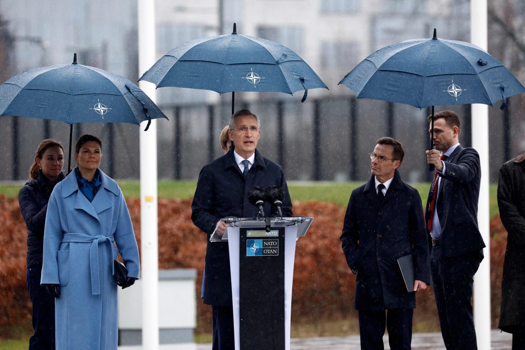 北约总部升新成员瑞典国旗 秘书长:强化盟国反制俄罗斯侵略野心