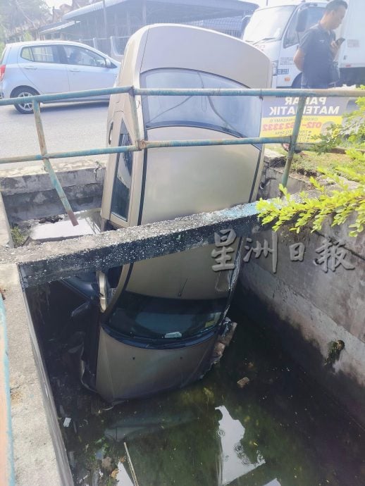 华裔女司机皮外伤 疑避野狗车坠大水沟