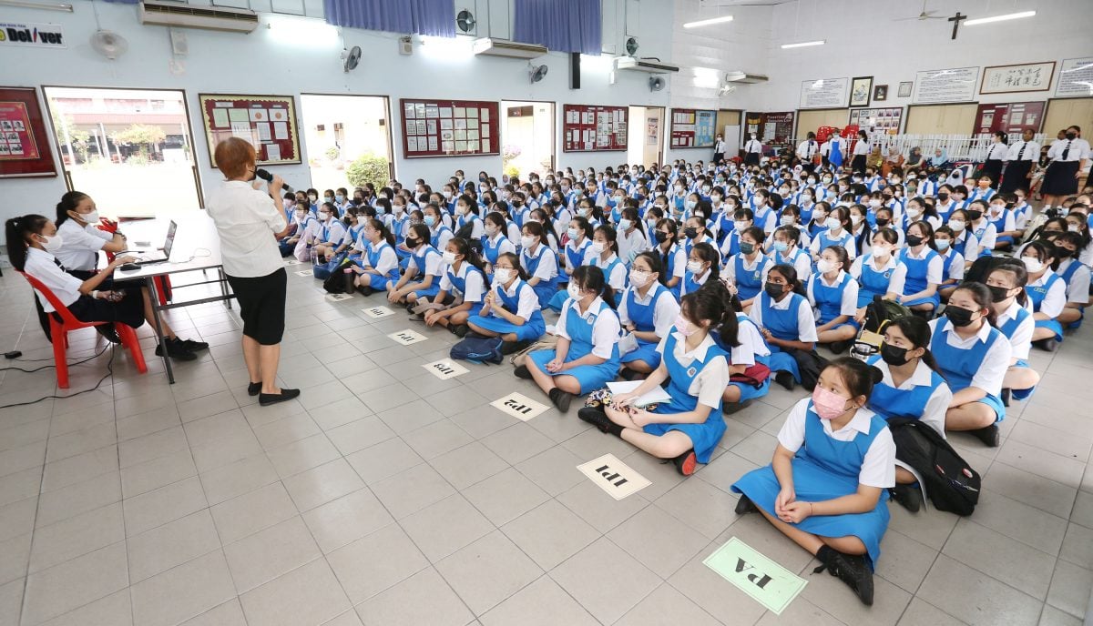 华裔生育率下降等因素 圣母华中学生创新低