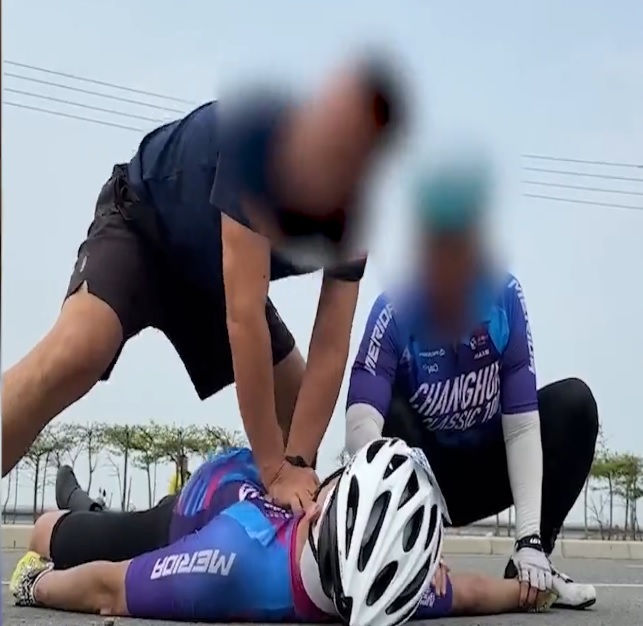 参加脚车赛摔倒路旁 选手急救后不治