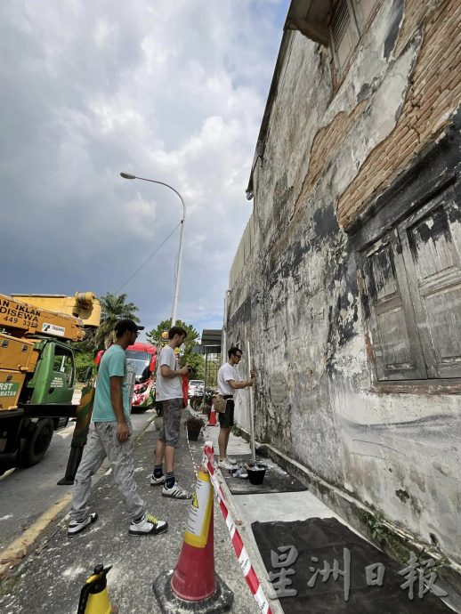 受托修复4壁画 恩尼斯现身 怡市民又惊又喜