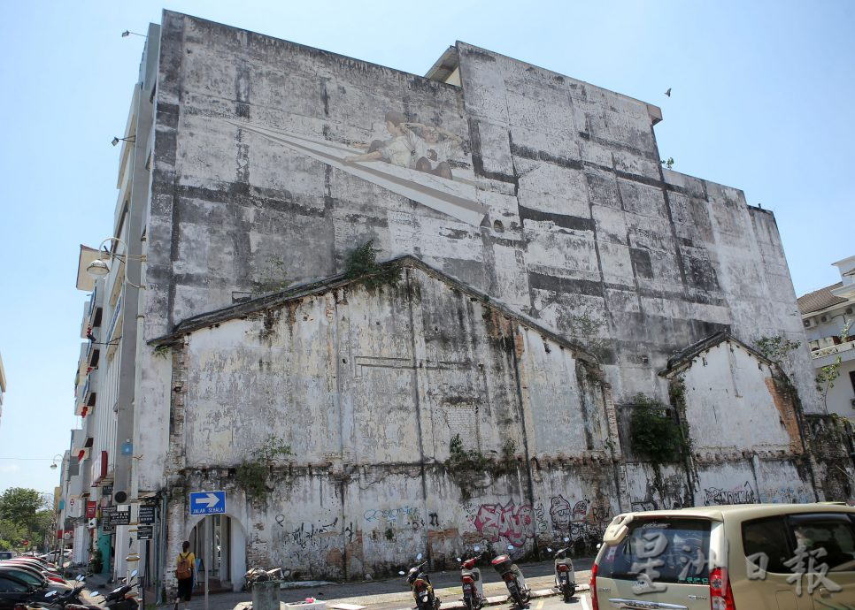 受托修复4壁画 恩尼斯现身 怡市民又惊又喜