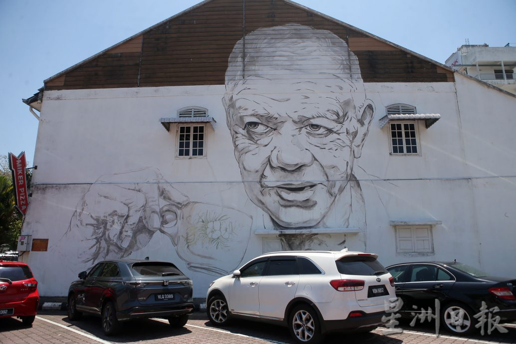 受托修复4壁画 恩尼斯现身 怡市民又惊又喜