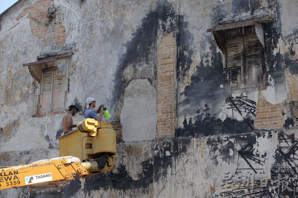 受托修复4壁画 恩尼斯现身 怡市民又惊又喜