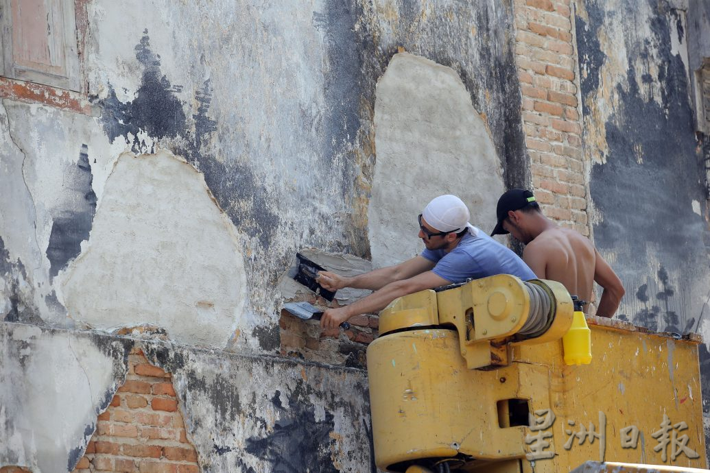 受托修复4壁画 恩尼斯现身 怡市民又惊又喜