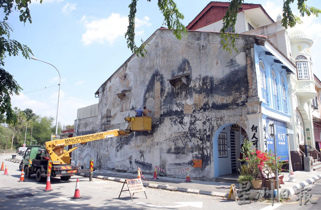 受托修复4壁画 恩尼斯现身 怡市民又惊又喜