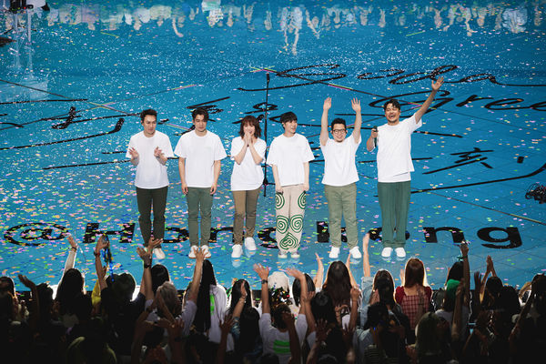 吴佩慈懒理怀5胎传闻 携女儿现身苏打绿演唱会