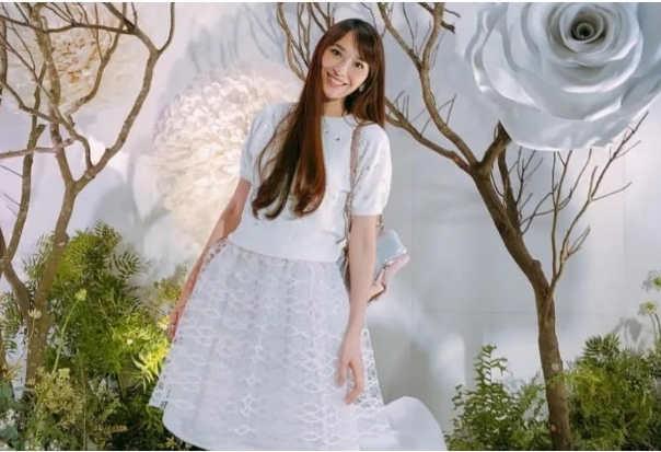 吴佩慈懒理怀5胎传闻 携女儿现身苏打绿演唱会