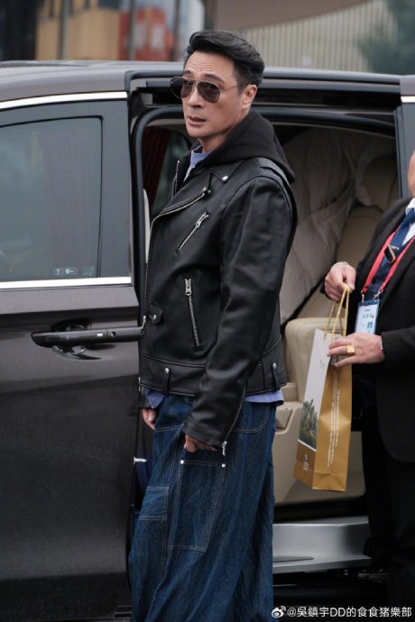 吴镇宇削发为僧旧照疯传 曾宣称50岁后要出家