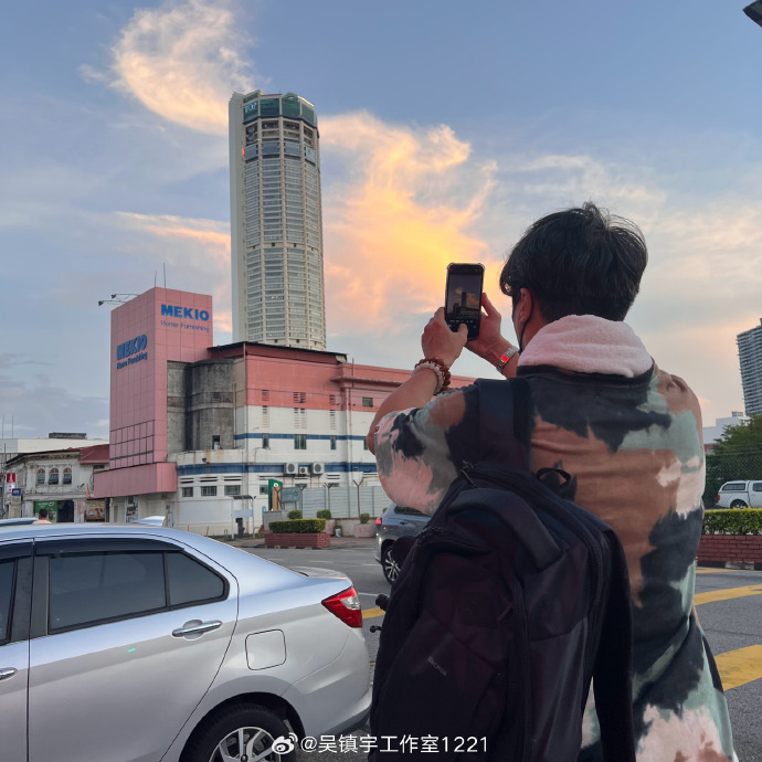 吴镇宇削发为僧旧照疯传 曾宣称50岁后要出家