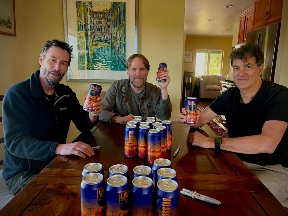 告别10年杀神招牌长发 奇洛李维斯短发被赞回春