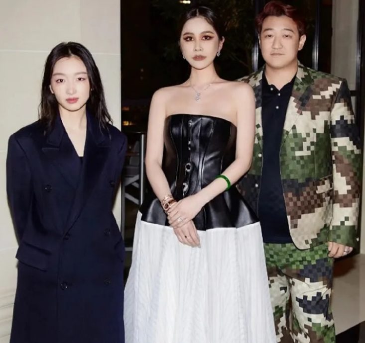 周冬雨合照臭脸原因找到了?! 疑因撞衫