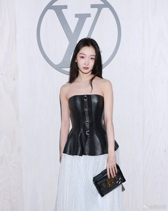 周冬雨合照臭脸原因找到了?! 疑因撞衫