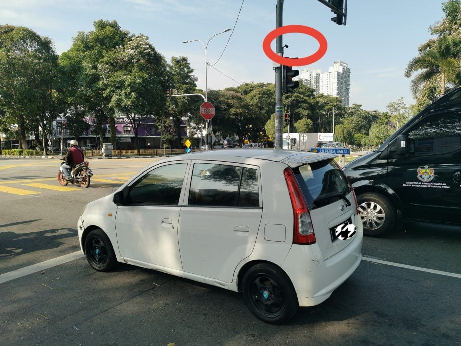 (大北马)威省市厅大厦外十字路红绿灯增新设施，L型杆已装置LED灯带