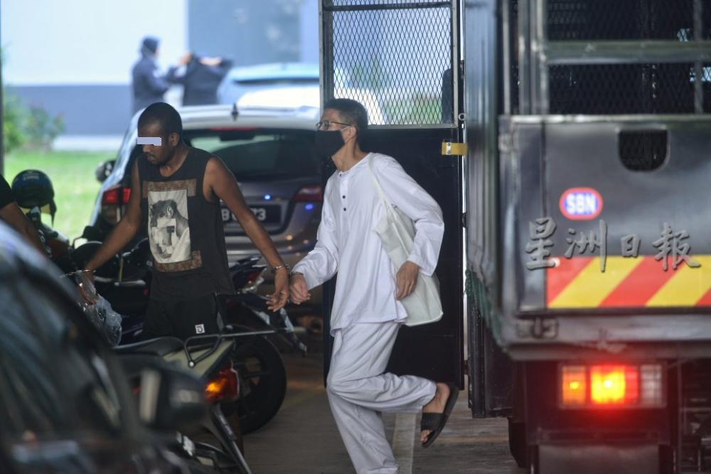 大学生承认贩卖大麻，判监30年 鞭12下