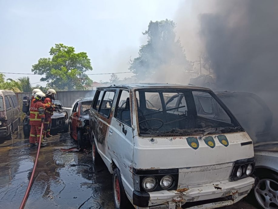 大年市会停放处失火 52废车烧成废铁