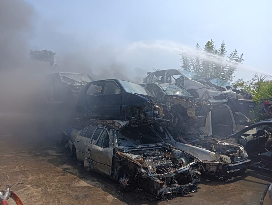 大年市会停放处失火 52废车烧成废铁