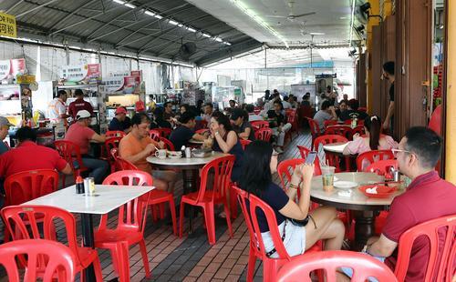 天气炎热,点冷饮食客增