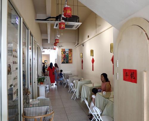 天气炎热,点冷饮食客增