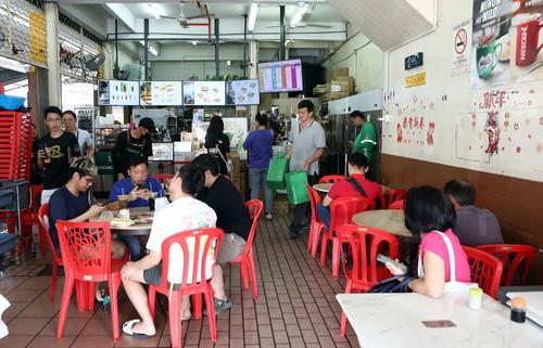 天气炎热,点冷饮食客增