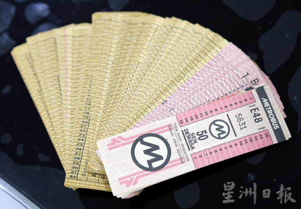大都会/妇女收集巴士票根/14图
