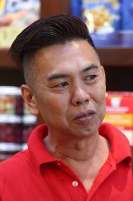 大都会封面/“BAS SAHAJA”路面警示字眼不够大？！私家车继续占用旅巴停车位，鸠占鹊巢