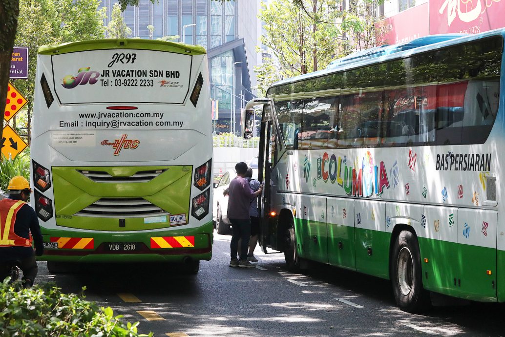 大都会封面/“BAS SAHAJA”路面警示字眼不够大？！私家车继续占用旅巴停车位，鸠占鹊巢