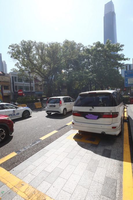 大都会封面/“BAS SAHAJA”路面警示字眼不够大？！私家车继续占用旅巴停车位，鸠占鹊巢