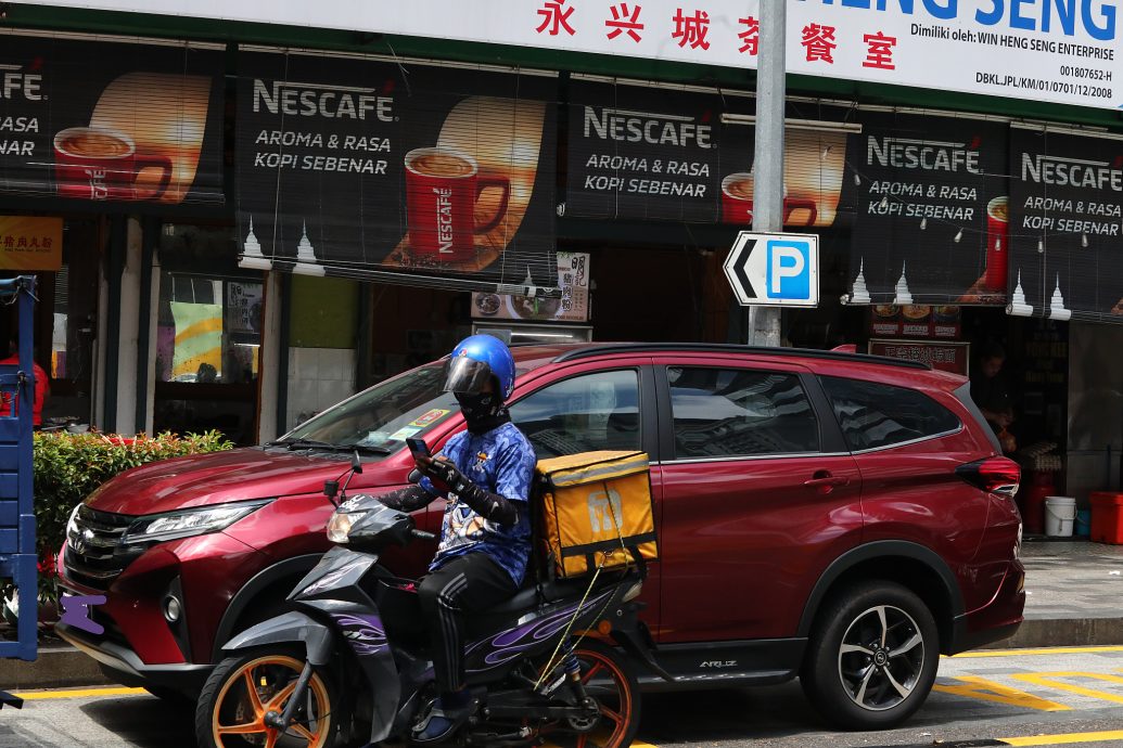 大都会封面/“BAS SAHAJA”路面警示字眼不够大？！私家车继续占用旅巴停车位，鸠占鹊巢