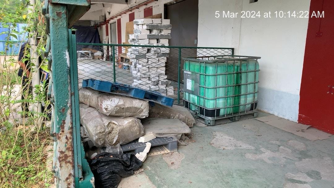 大都会封面副:违法回收厂接5罚单2警告信/4图