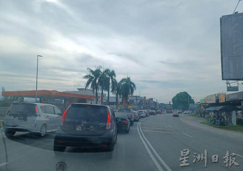 大都会/清明节前后扫墓,通往士毛月富贵山庄的两条道路皆堵塞