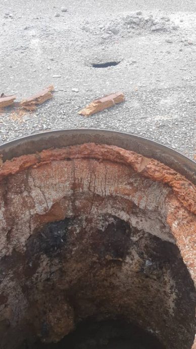 大都会:路有杀人洞居民竟拉垃圾桶做告示表不满/4图