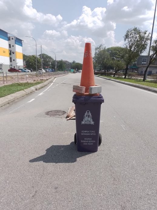 大都会:路有杀人洞居民竟拉垃圾桶做告示表不满/4图