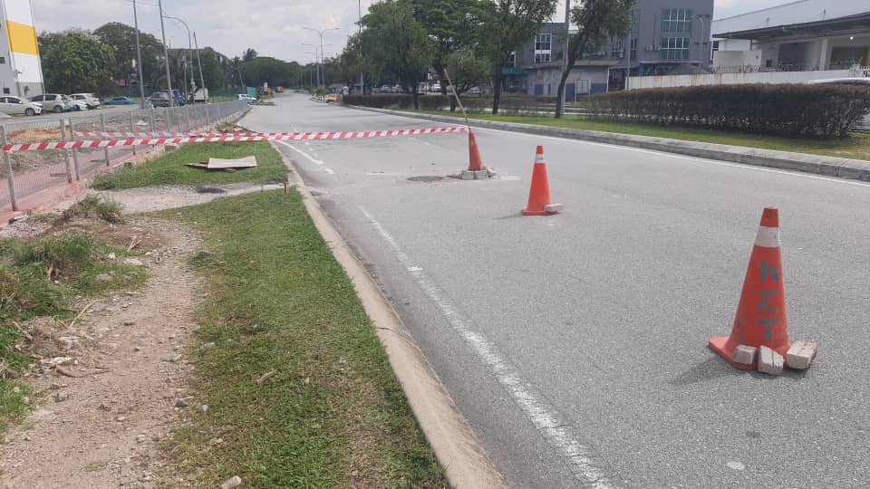 大都会:路有杀人洞居民竟拉垃圾桶做告示表不满/4图