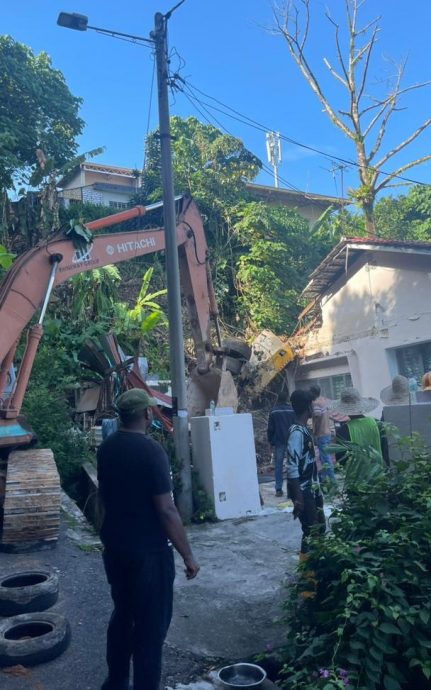 大都会/压路车坠斜坡事故进展/4图