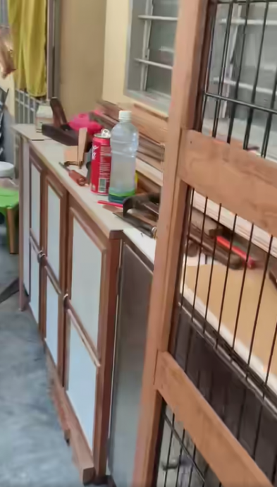 大都会/组屋老翁在走廊装门/2图