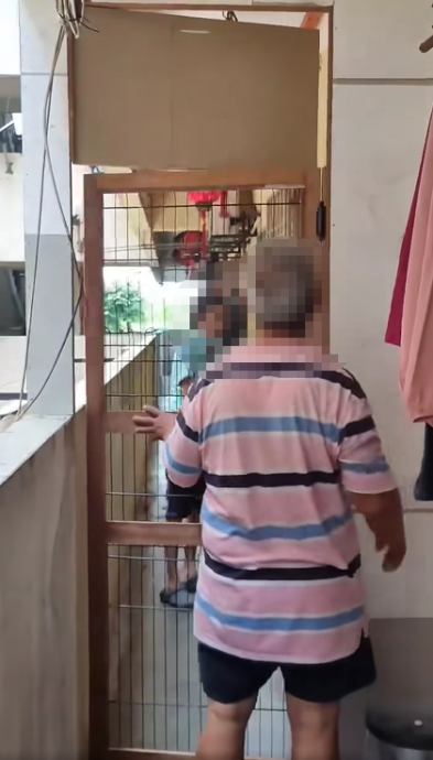 大都会/组屋老翁在走廊装门/2图