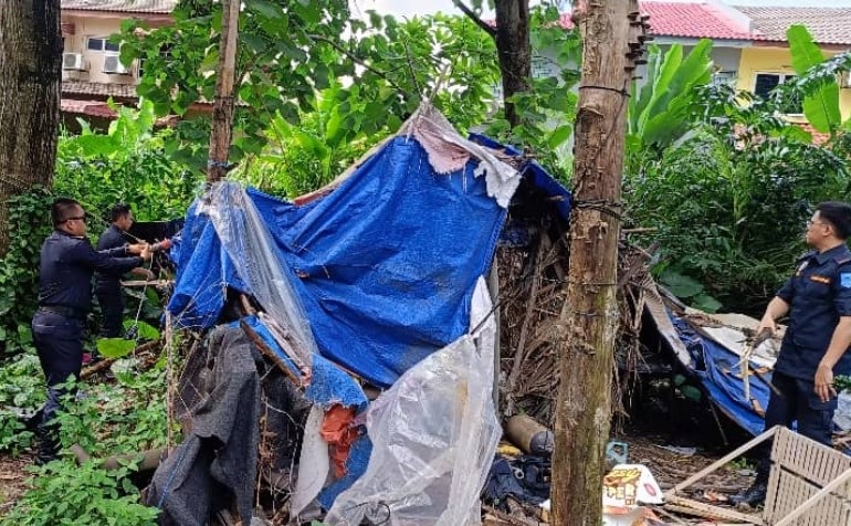 大都会／藏身临时帐篷吸毒焚烧，MPKJ拆瘾君子“毒窝”／2图