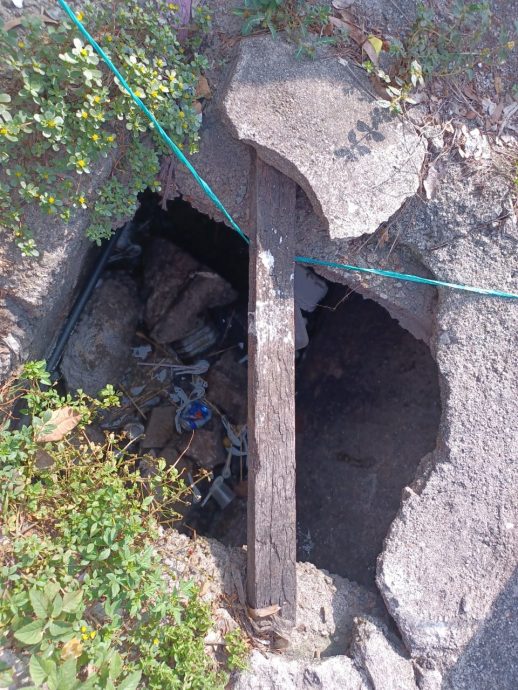 大都会/ME03头/双溪龙镇早市摆卖地点旁,3呎深坑洞、摇摇欲坠锌板,怕怕