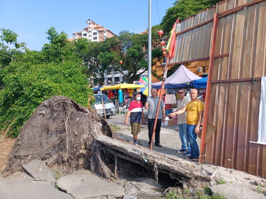 大都会/ME03头/双溪龙镇早市摆卖地点旁,3呎深坑洞、摇摇欲坠锌板,怕怕