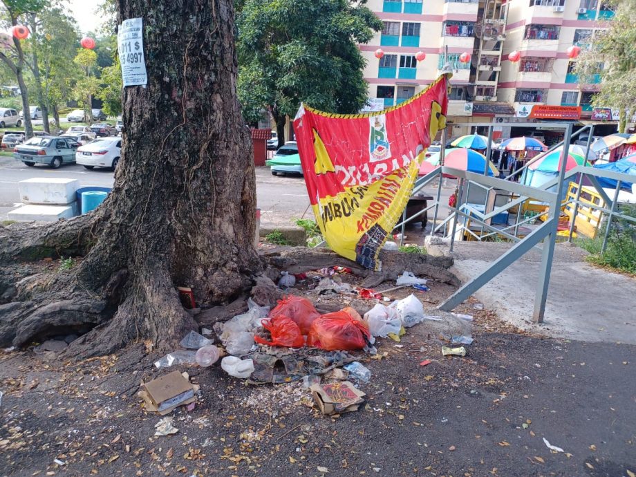 大都会/ME03头/双溪龙镇早市摆卖地点旁,3呎深坑洞、摇摇欲坠锌板,怕怕