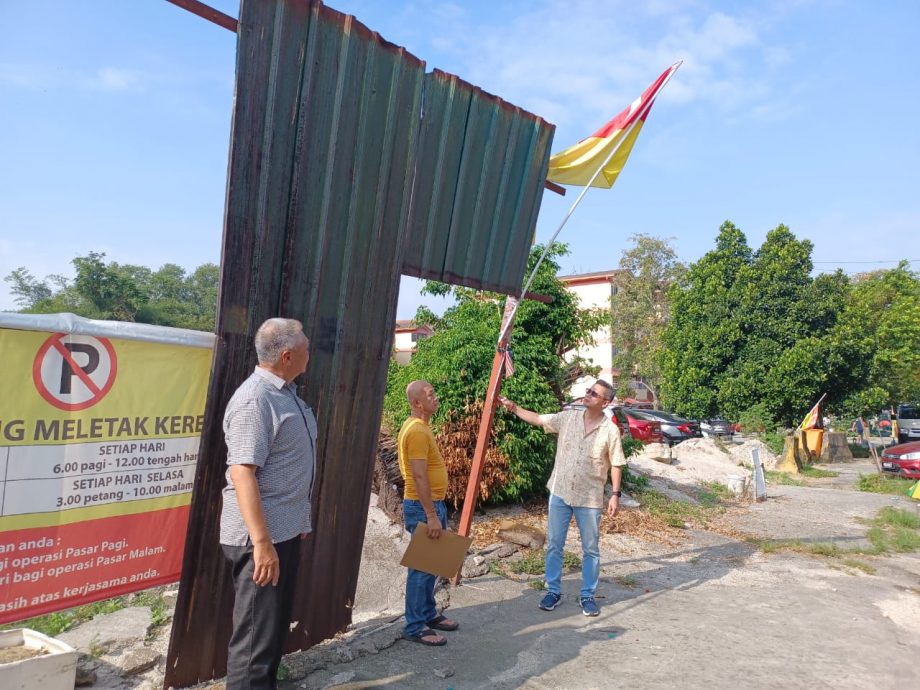 大都会/ME03头/双溪龙镇早市摆卖地点旁,3呎深坑洞、摇摇欲坠锌板,怕怕