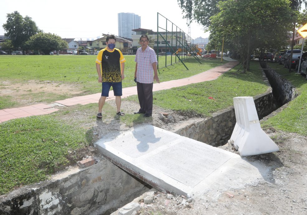 大都会/ME头/操场沦为非法停车场和练车场