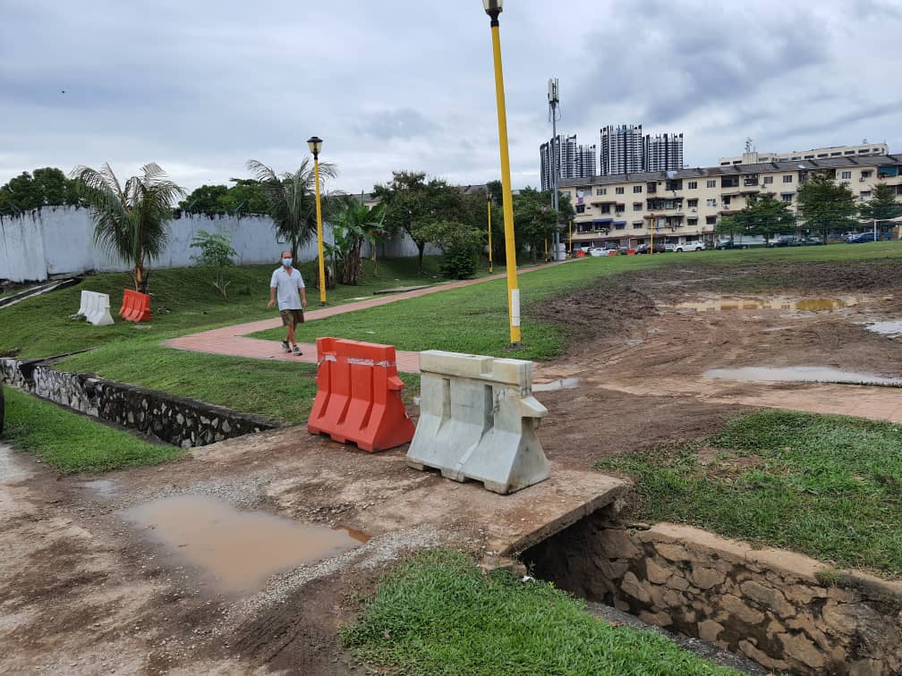 大都会/ME头/操场沦为非法停车场和练车场