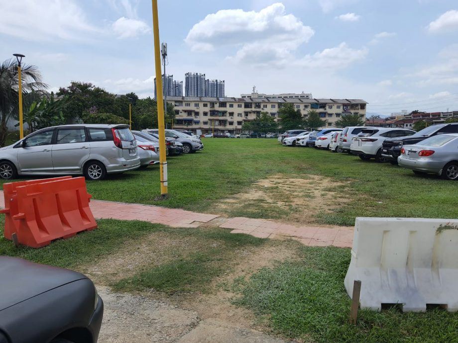 大都会/ME头/操场沦为非法停车场和练车场