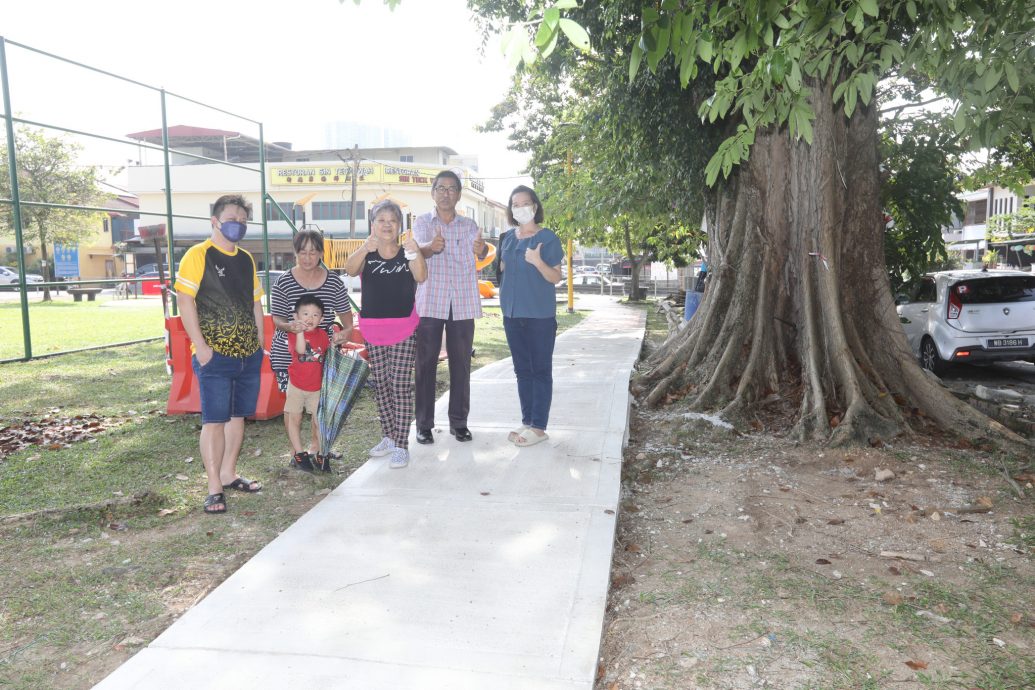 大都会/ME头/操场沦为非法停车场和练车场