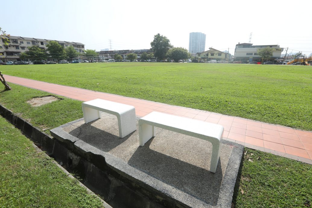 大都会/ME头/操场沦为非法停车场和练车场