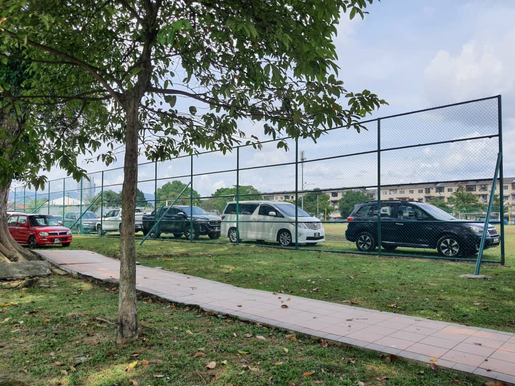 大都会/ME头/操场沦为非法停车场和练车场