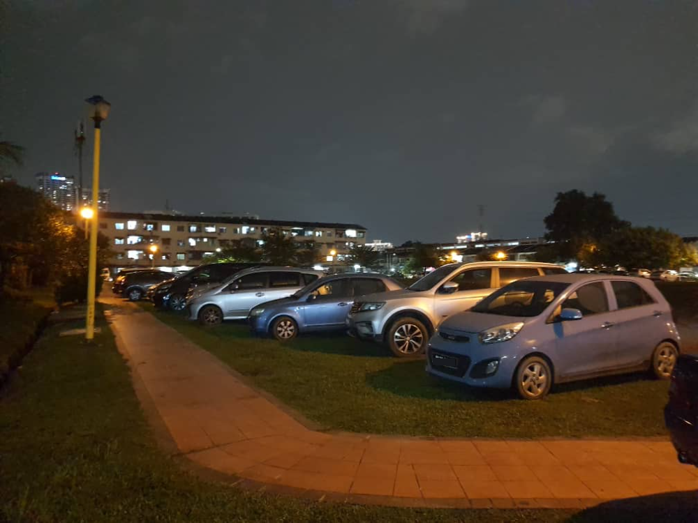 大都会/ME头/操场沦为非法停车场和练车场