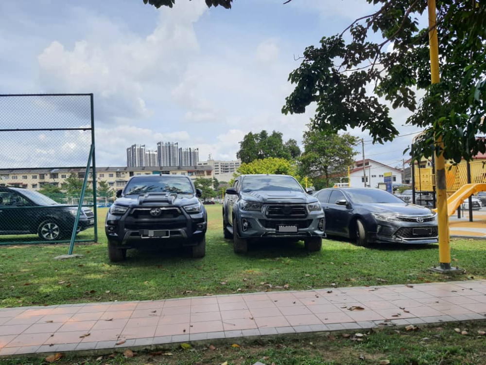 大都会/ME头/操场沦为非法停车场和练车场